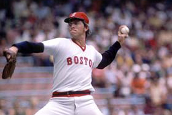 Carlton Fisk finally throws out first pitch at a World Series in